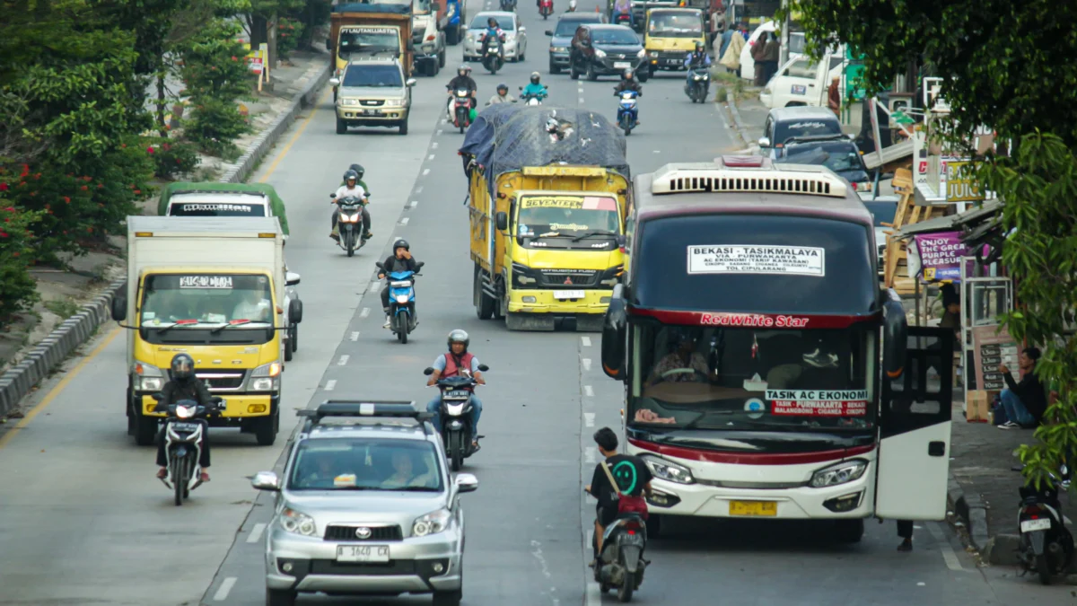 Arus lalulintas di Jalan Raya Bandung-Garut, Kabupaten Bandung. (Pandu Muslim/Jabar Ekspres)