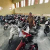 Salah satu pegawai BPKPD Kota Banjar berada di tengah-tengah kendaraan roda dua yang akan dilelang selama tujuh hari mulai 4 hingga 11 Juni 2024. (Cecep Herdi/Jabar Ekspres)