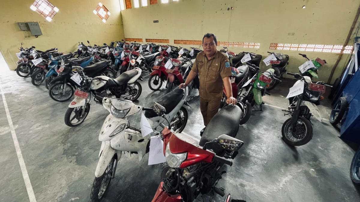 Salah satu pegawai BPKPD Kota Banjar berada di tengah-tengah kendaraan roda dua yang akan dilelang selama tujuh hari mulai 4 hingga 11 Juni 2024. (Cecep Herdi/Jabar Ekspres)