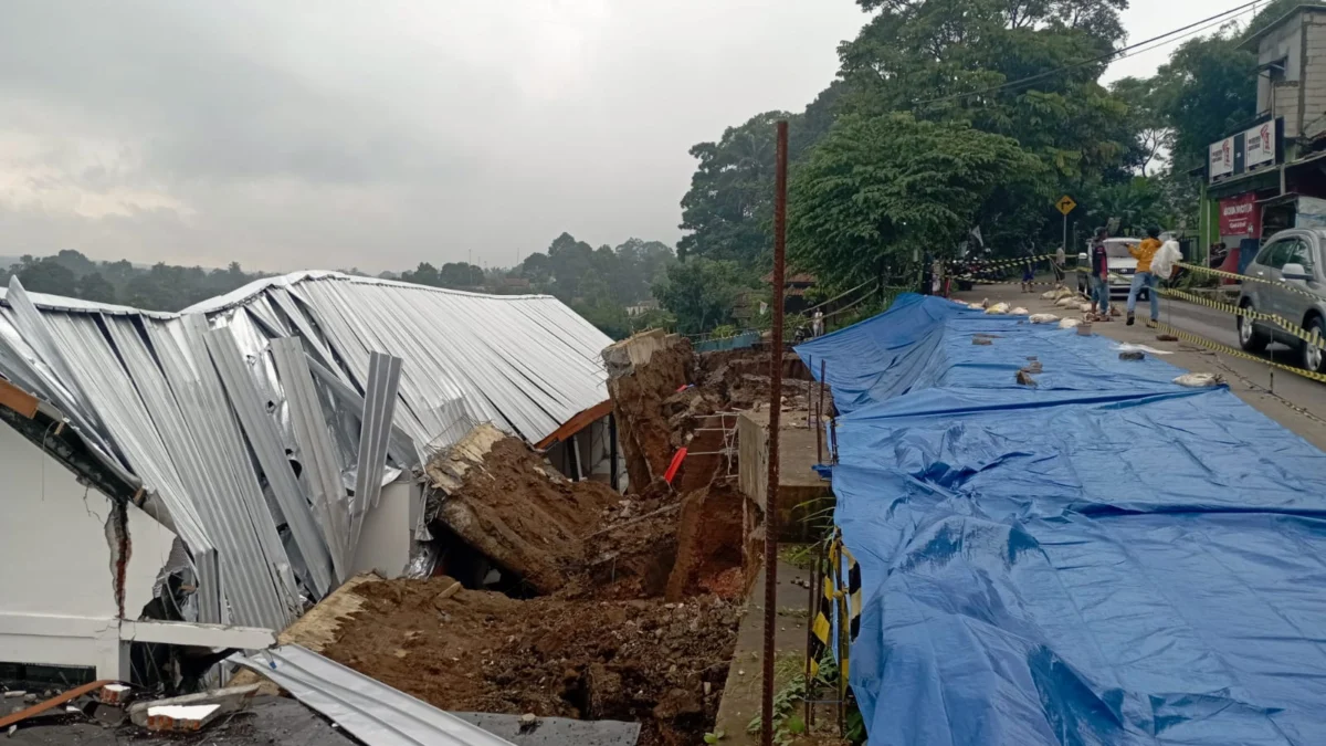 Kondisi tanah longsor di Stasiun Maseng Bogor/Foto : Sandika Fadilah /Jabarekspres.com