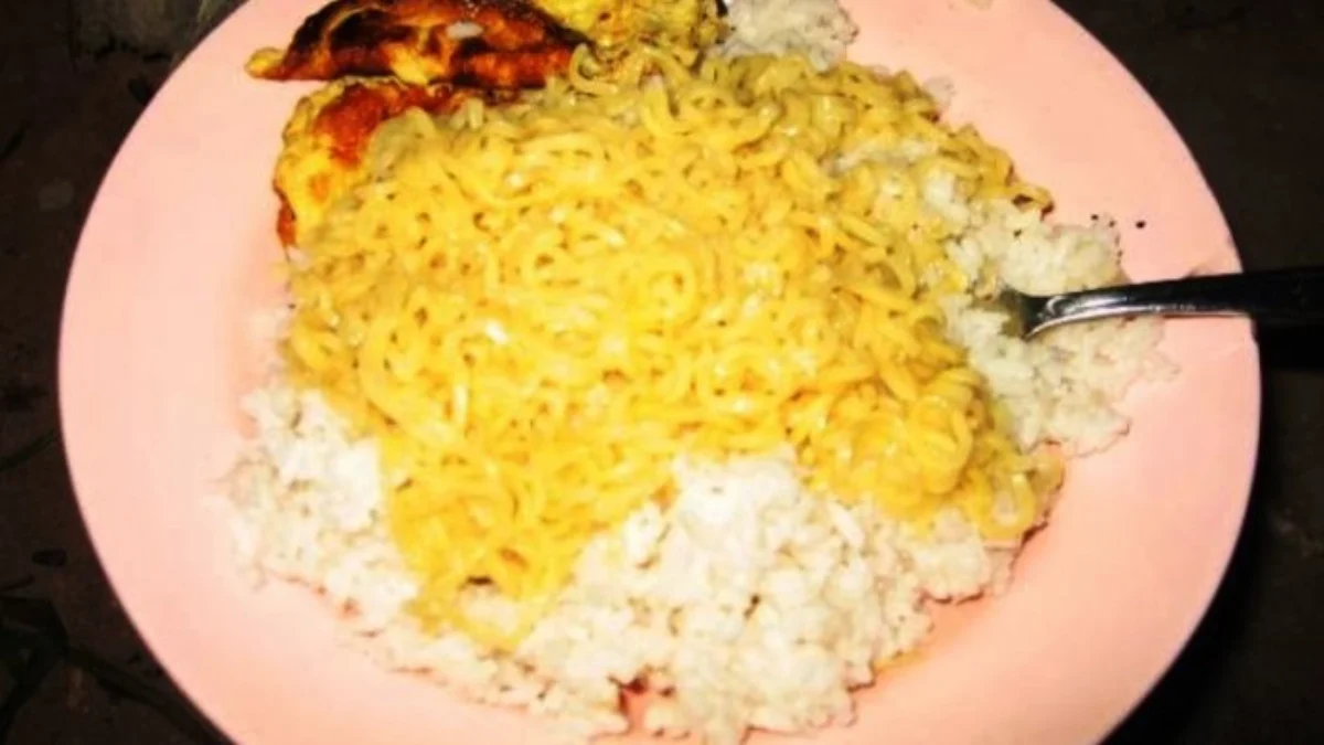 Nikmatnya Mi Instant Campur Nasi, Tapi Waspadai Risikonya