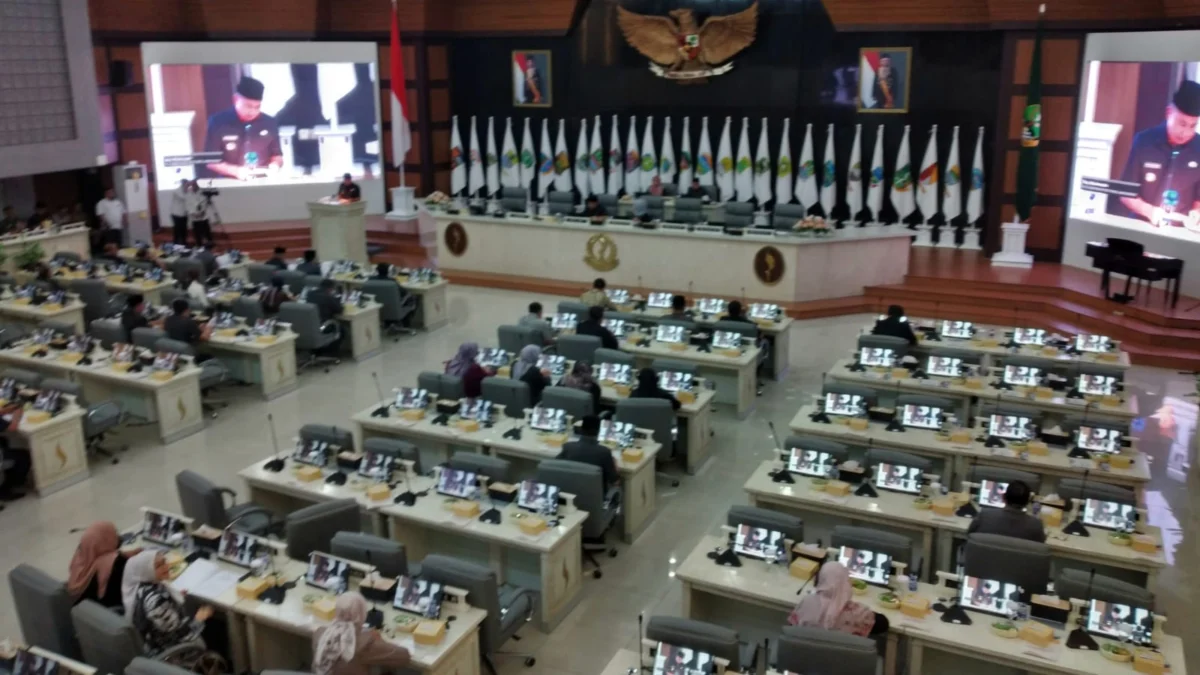 Penjabat Gubernur Jabar Bey Machmudin saat memaparkan realisasi APBD Jabar 2023 di Paripurna DPRD Jabar, Senin (24/6).(son)