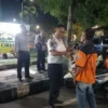 Pegawai dari Dinas Perhubungan Kota Banjar saat mengimbau salah satu juri parkir yang menunggak setoran retribusi di salah satu ruas jalan di Kota Banjar, Senin 10 Juni 2024 malam. (Cecep Herdi/Jabar Ekspres)