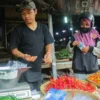 Pedagang : dalam sepekan terakhir, harga komoditas cabai kian melambung. Kini, keseluruhan harga cabai di pasaran sentuh Rp 50.000 (Pandu Muslim / JE)