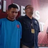 Dok. Pegi Setiawan alias Perong (kiri) saat ditetapkan sebagai tersangka atas kasus Vina Cirebon. Foto. Sandi Nugraha.