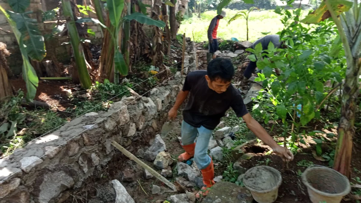 Proyek Pembangunan Saluran Irigasi Milik UPT Pengairan Ciawi Dipertanyakan, Kades: Tidak Ada Koordinasi potret pembangunaan saluran irigasi/