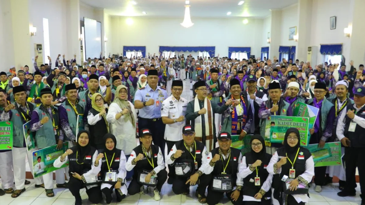 Pemkab Bandung melepas rombongan calon jemaah haji asal Kabupaten Bandung Kloter 26 KJT (Embarkasi Kertajati) di Gedung Cendrawasih Lanud Sulaiman, Kecamatan Margahayu, Kabupaten Bandung pada Rabu (5/6/2024). Foto Istimewa