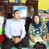Apresiasi Kinerja Polisi, Ibu Korban Penusukan di Soreang Desak Pelaku Dihukum Berat Penasehat hukum keluarga korban, Januar Sinaga bersama ibu korban Ningsih (45) saat ditemui di kediamannya di Soreang terkait kasus penusukan hingga korban meninggal dunia. Foto Agi/Jabar Ekspres/