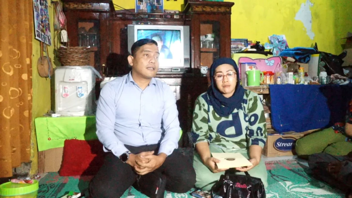 Apresiasi Kinerja Polisi, Ibu Korban Penusukan di Soreang Desak Pelaku Dihukum Berat Penasehat hukum keluarga korban, Januar Sinaga bersama ibu korban Ningsih (45) saat ditemui di kediamannya di Soreang terkait kasus penusukan hingga korban meninggal dunia. Foto Agi/Jabar Ekspres/