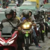 Ilustrasi: Penggendara motor di ruas Jalan Raya Cinunuk, Kabupaten Bandung. (Pandu Muslim/Jabar Ekspres)