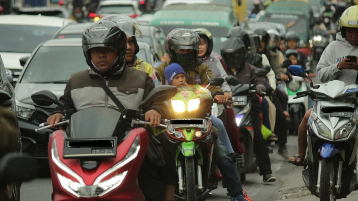 Ilustrasi: Penggendara motor di ruas Jalan Raya Cinunuk, Kabupaten Bandung. (Pandu Muslim/Jabar Ekspres)