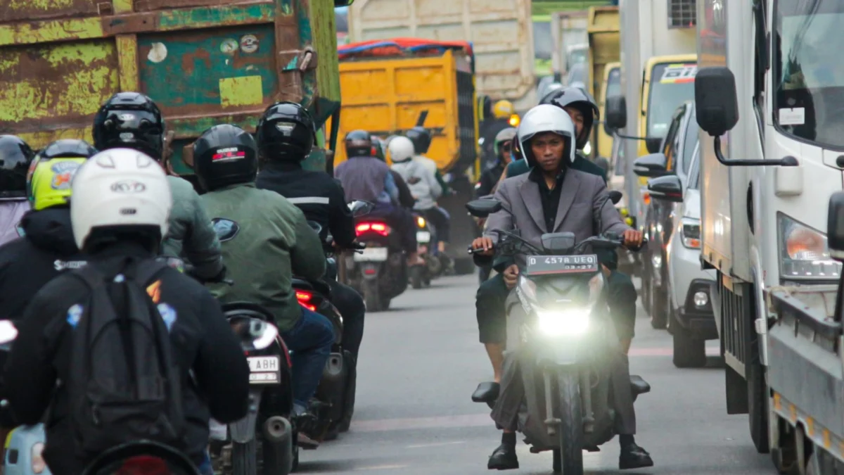 Pengguna kendaraan bermotor di Jalan Gedebage Selatan, Kota Bandung. (Pandu Muslim/Jabar Ekspres)
