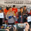 Kapolresta Bogor Kota, Kombes Pol Bismo Teguh Prakoso bersama jajaran saat menunjukkan sejumlah barang bukti kasus judi online, Jumat (28/6). (Yudha Prananda / Jabar Ekspres)