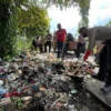 Para petugas kepolisian saat membersihkan tumpukan sampah di jalan Bhayangkara, Soreang, Kabupaten Bandung. Foto Agi