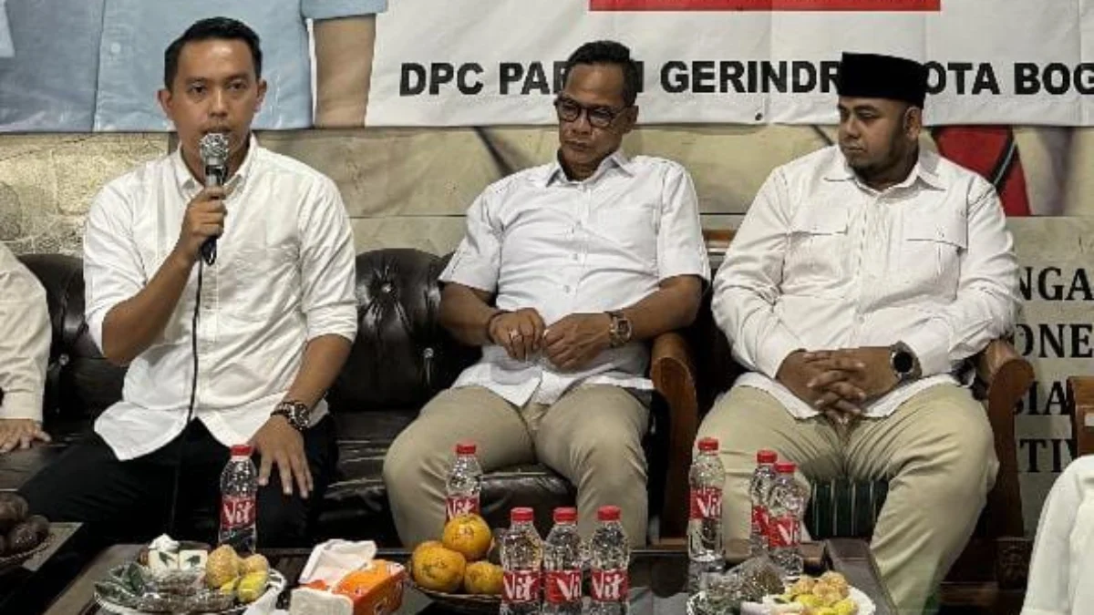 Bacawalkot Bogor, Sendi Fardiansyah (Pojok Kiri) saat menghadiri undangan Halal bihalal DPC Partai Gerinda Kota Bogor beberapa waktu lalu. (Yudha Prananda / Istimewa)