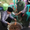 Bacawalkot Bogor, Sendi Fardiansyah saat menyajikan hidangan daging kurban yang sudah dimasak kepada warga Kelurahan Katulampa, Kota Bogor. (Yudha Prananda / Istimewa)