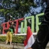 Satu dari tiga seniman Bandung, Angeline Azhar, melangsungkan aksinya dengan menari selama 4 jam sebagai simbol dukungan terhadap kemerdekaan Palestina, di Palestine Walk, Kota Bandung, Rabu (5/6). (Nizar/Jabar Ekspres)