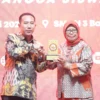 Dok. Plh asda 1 Setda Jabar, Eni Rohyani (kanan) saat menerima cendramata dari BPIP. Foto. Pandu Muslim Jabar Ekspres.