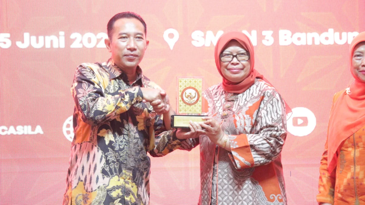 Dok. Plh asda 1 Setda Jabar, Eni Rohyani (kanan) saat menerima cendramata dari BPIP. Foto. Pandu Muslim Jabar Ekspres.