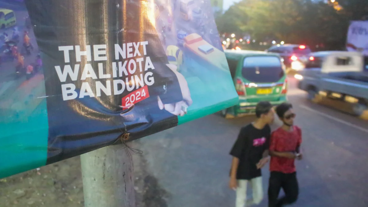 Spanduk Bakal Calon Walikota Bandung sudah terpasang meski belum memasuki masa kampanye di kawasan Bunderan Cibiru, Kota Bandung, Selasa(4/5). (Pandu Muslim/Jabar Ekspres)