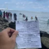 Tiket masuk yang diberikan oknum petugas di pintu masuk Pantai Sindangkerta Kecamatan Cipatujah Kabupaten Tasikmalaya tidak sesuai dengan jumlah uang yang dikeluarkan pengunjung pada Minggu 23 Juni 2024. Diduga oknum tersebut melakukan pungli terhadap para pengunjung yang datang berwisata. (Cecep Herdi/Jabar Ekspres)