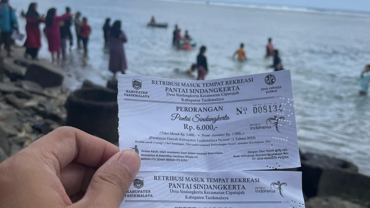 Tiket masuk yang diberikan oknum petugas di pintu masuk Pantai Sindangkerta Kecamatan Cipatujah Kabupaten Tasikmalaya tidak sesuai dengan jumlah uang yang dikeluarkan pengunjung pada Minggu 23 Juni 2024. Diduga oknum tersebut melakukan pungli terhadap para pengunjung yang datang berwisata. (Cecep Herdi/Jabar Ekspres)