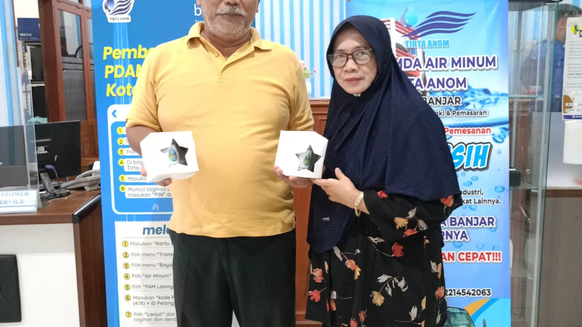 Pelanggan Perumdam Tirta Anom Kota Banjar mendapat reward dalam rangka HUT ke 20, Senin 3 Juni 2024. (Istimewa)