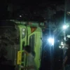 Truk tronton yang terguling hingga menutupi ruas Jalan Simpang Parakanmuncang, tepatnya di wilayah Desa Haurngombong, Kecamatan Pamulihan, Kabupaten Sumedang. (Yanuar/Jabar Ekspres)