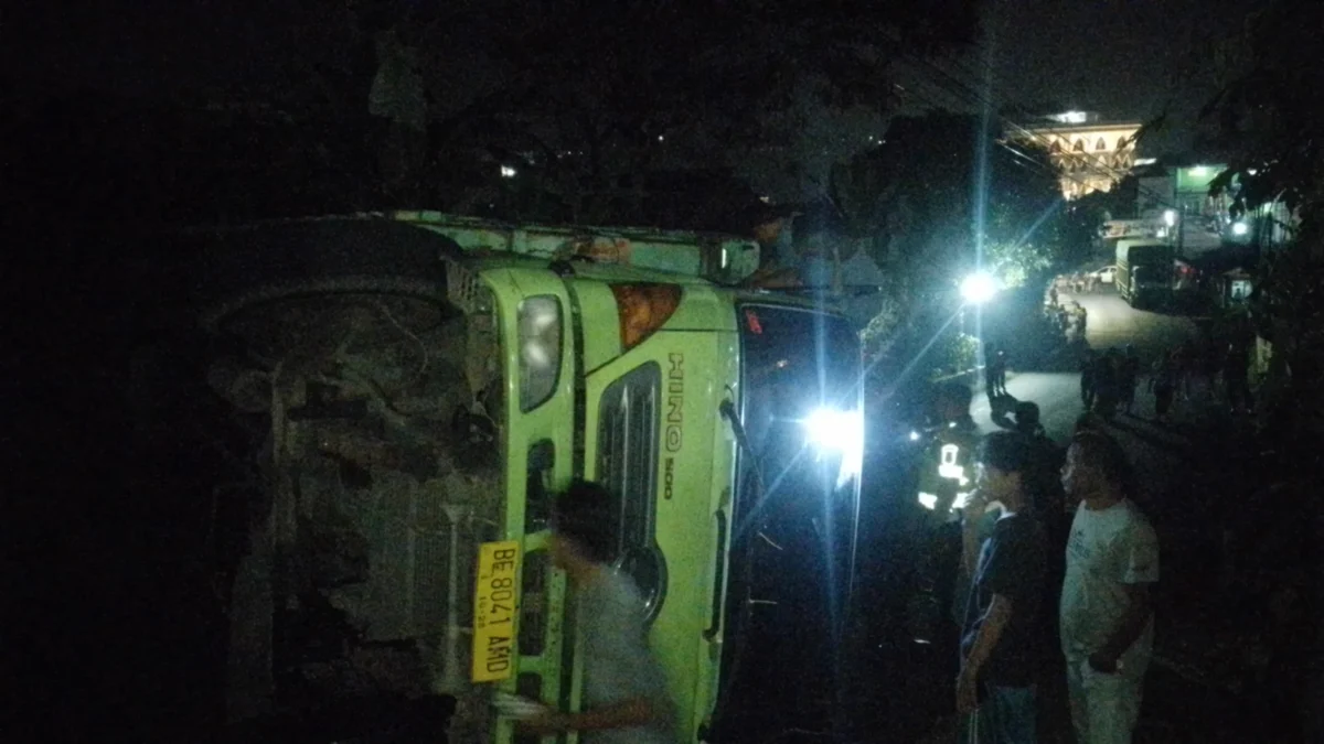Polisi Jelaskan Kronologi hingga Proses Evakuasi Truk Tronton yang Terguling di Jalan Simpang Parakanmuncang Sumedang Truk tronton yang terguling hingga menutupi ruas Jalan Simpang Parakanmuncang, tepatnya di wilayah Desa Haurngombong, Kecamatan Pamulihan, Kabupaten Sumedang. (Yanuar/Jabar Ekspres)