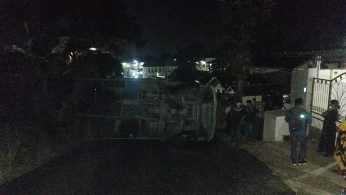 Truk Tronton Terguling di Jalan Simpang Parakanmuncang Sumedang, Akses Tak Bisa Dilintasi Truk tronton terguling di Jalan Simpang Parakanmuncang, Foto:Yanuar Baswata/Jabar Ekspres/