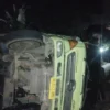 Truk tronton yang terguling hingga menutupi ruas Jalan Simpang Parakanmuncang, tepatnya di wilayah Desa Haurngombong, Kecamatan Pamulihan, Kabupaten Sumedang. (Yanuar/Jabar Ekspres)