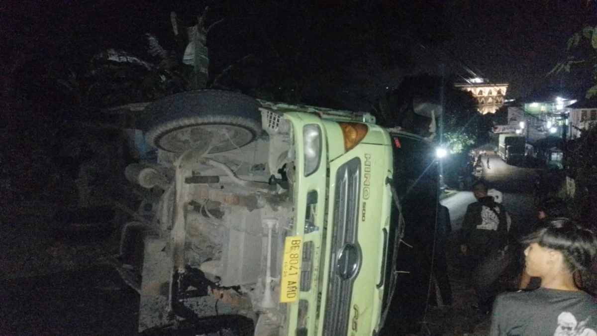 Akses Jalan Simpang Parakanmuncang Sumedang Lumpuh Total Akibat Truk Tronton Terguling, Jalur Minim PJU dan Rambu Lalu Lintas Truk tronton yang terguling hingga menutupi ruas Jalan Simpang Parakanmuncang, tepatnya di wilayah Desa Haurngombong, Kecamatan Pamulihan, Kabupaten Sumedang. (Yanuar/Jabar Ekspres)