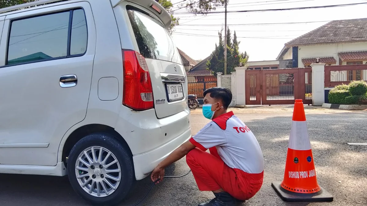 Doc. Uji Emisi Kendaraan Hari Pertama di Jalan Gedung Empat, Kota Cimahi oleh Dinas Lingkungan Hidup Kota Cimahi (Mong)