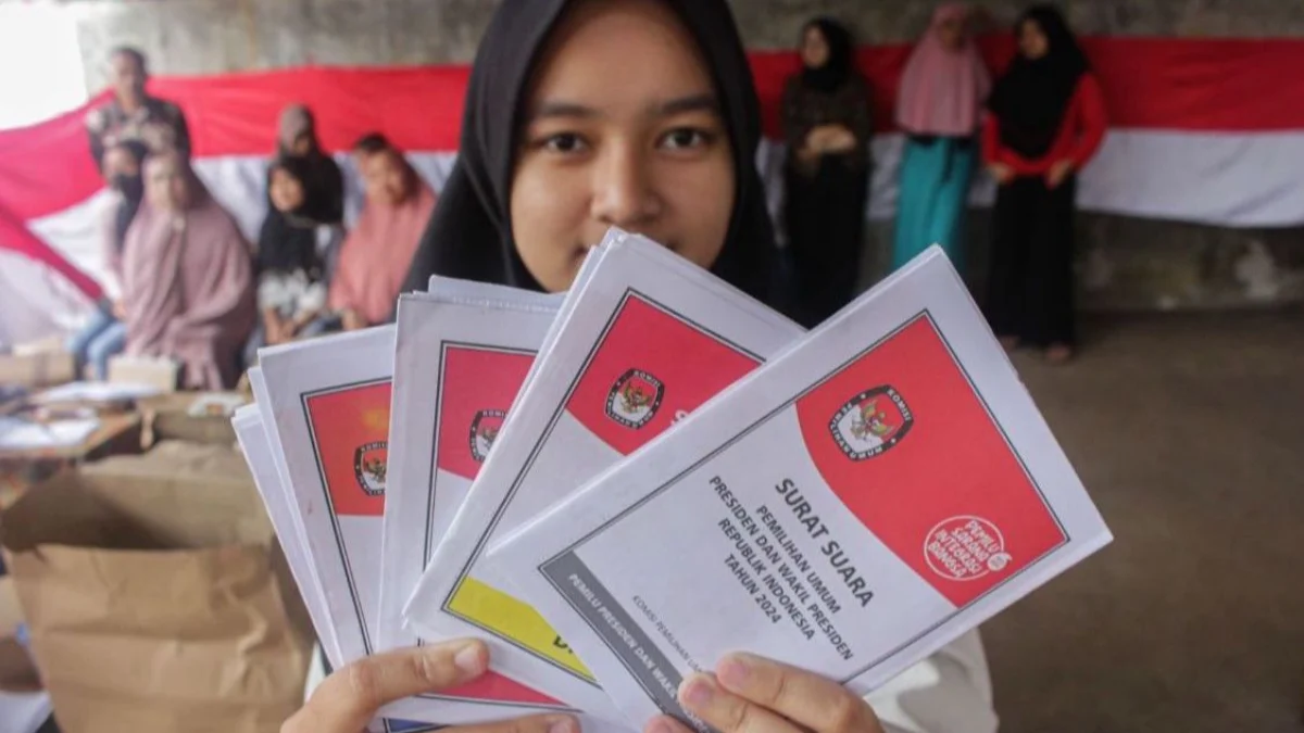 Ilustrasi pemilih pemuda menunjukan surat Pemilu. (Pandu Muslim/Jabar Ekspres)