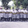 Personel Polres Banjar latihan mengatasi kericuhan massa dalm Pilkada Banjar tahun 2024, di Mapolres Banjar, Kamis 11 Juli 2024. (Istimewa)