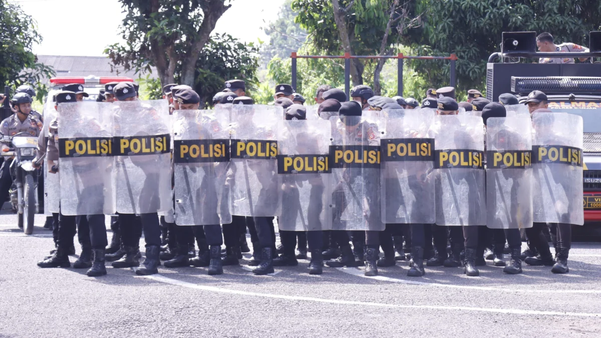 Jelang Pilkada, Polisi Latihan Tangani Kericuhan di Banjar dengan Cara Ini! Personel Polres Banjar latihan mengatasi kericuhan massa dalm Pilkada Banjar tahun 2024, di Mapolres Banjar, Kamis 11 Juli 2024. (Istimewa)