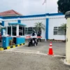 Pengendara bermotor keluar dari area parkir RSU Banjar Patroman, Kamis 11 Juli 2024. (Cecep Herdi/Jabar Ekspres)