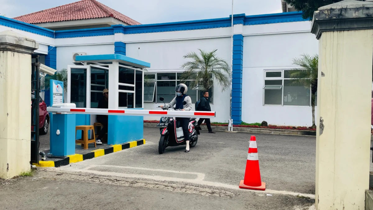 Pengendara bermotor keluar dari area parkir RSU Banjar Patroman, Kamis 11 Juli 2024. (Cecep Herdi/Jabar Ekspres)