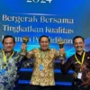 Pj Bupati Sumedang Yudia Ramli saat menerima penghargaan Anugerah Merdeka Belajar.