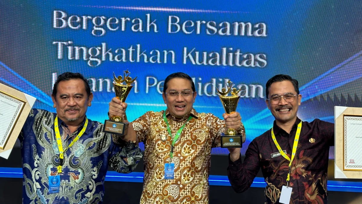 Penjabat Bupati Yudia Ramli Terima Anugerah Merdeka Belajar Untuk Kabupaten Sumedang Pj Bupati Sumedang Yudia Ramli saat menerima penghargaan Anugerah Merdeka Belajar.