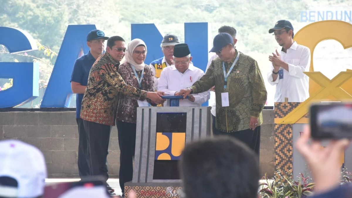 Pj Bupati Yudia Akan Duduk Bersama Bupati Indramayu Bahas Wisata Bendungan Cipanas Pj Bupati Sumedang Yudia Ramli bersama para pejabat saat Peresmian Bendungan Cipanas Selasa (9/7/2024).