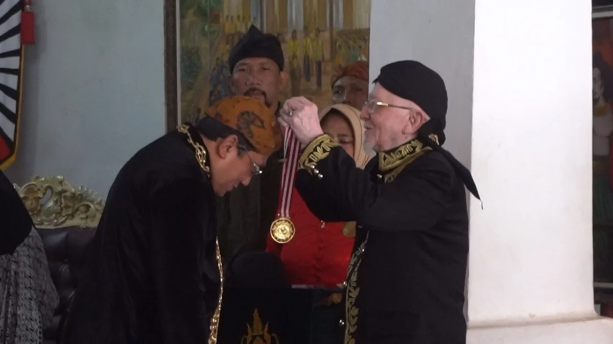 Pj Bupati Sumedang Yudia Ramli Mendapat Gelar Kehormatan dari Keraton Sumedang Larang Prosesi penyematan pin trah tanda kehormatan serta pemasangan Bendo kepada Pj Bupati SUmedang Yudia Ramli oleh Keraton Sumedang Larang, pada Rabu (10/7/2024), di Gedung Sri Manganti.
