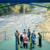 Sekda Jabar Herman Suryatman saat Herman Suryatman melakukan monitoring kebersihan Sungai Citarum di kawasan Jembatan Babakan Sapan (BBS), Kecamatan Batujajar, Kabupaten Bandung Barat, Selasa (16/7/2024).