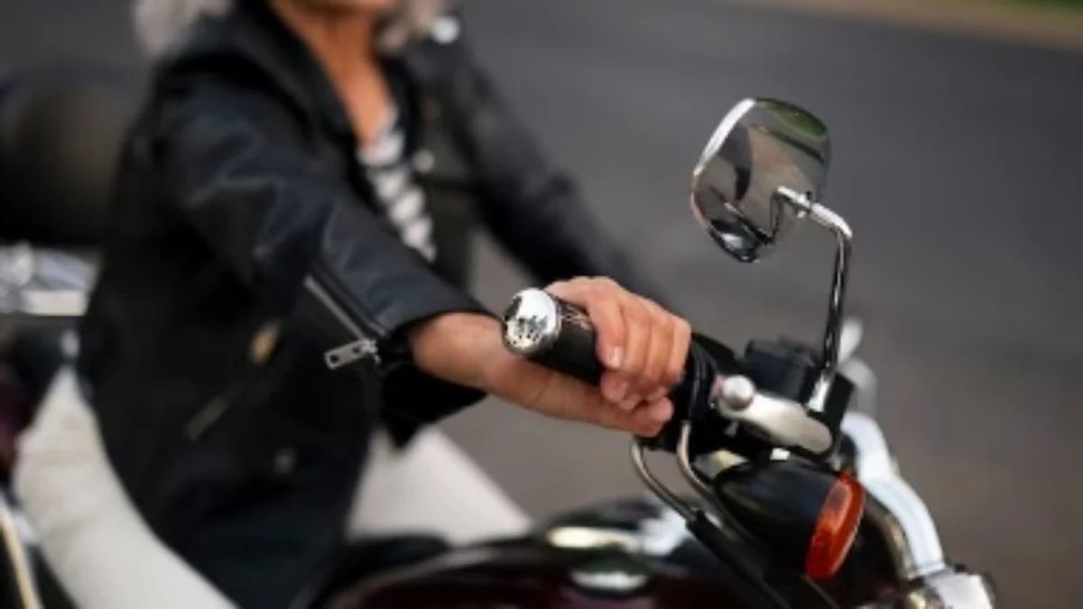 Awas, Naik Motor Tenyata Rawan Kena Syaraf Terjepit ILUSTRASI aktivitas yang rawan syaraf terjepit, salah satunya naik motor. (freepik)