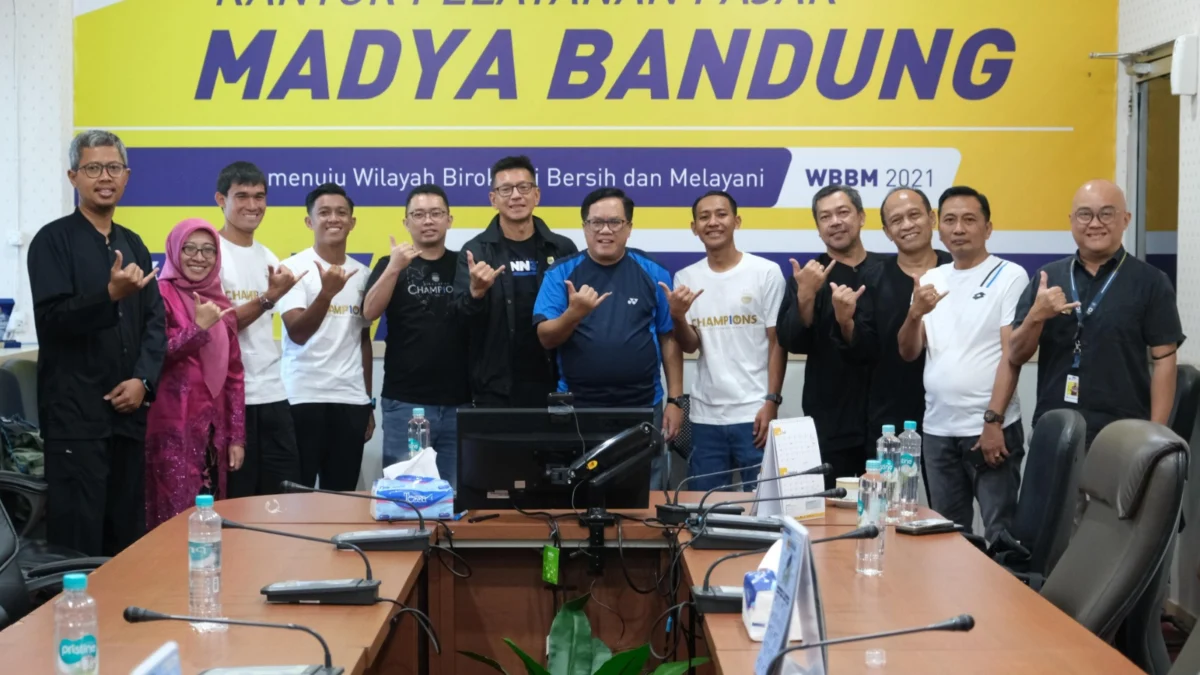 Kunjungan Persib ke KPP Madya Bandung untuk dialog pajak.
