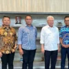 Chairman B Universe Enggartiasto Lukita dan Dirut Disway Network Yanto S Utomo saat membahas kesepakatan kerjasama di El Building, Jl Iskandarsyah, Jakarta.
