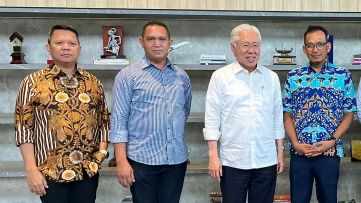 Chairman B Universe Enggartiasto Lukita dan Dirut Disway Network Yanto S Utomo saat membahas kesepakatan kerjasama di El Building, Jl Iskandarsyah, Jakarta.