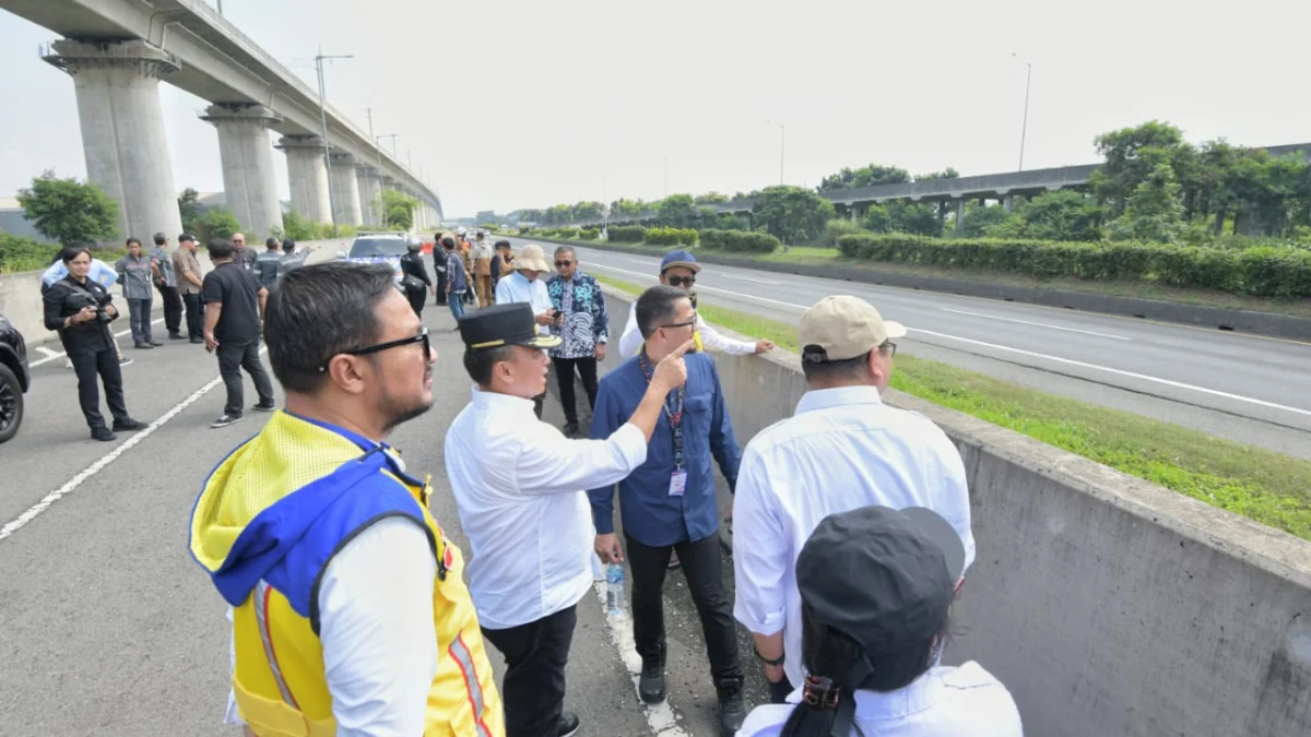 Sekda Provinsi Jabar Herman Suryatman saat melakukan cek lapangan bersama Kementerian PUPR, Kemenko Marves, Pemkot Bandung, dan stakeholders.