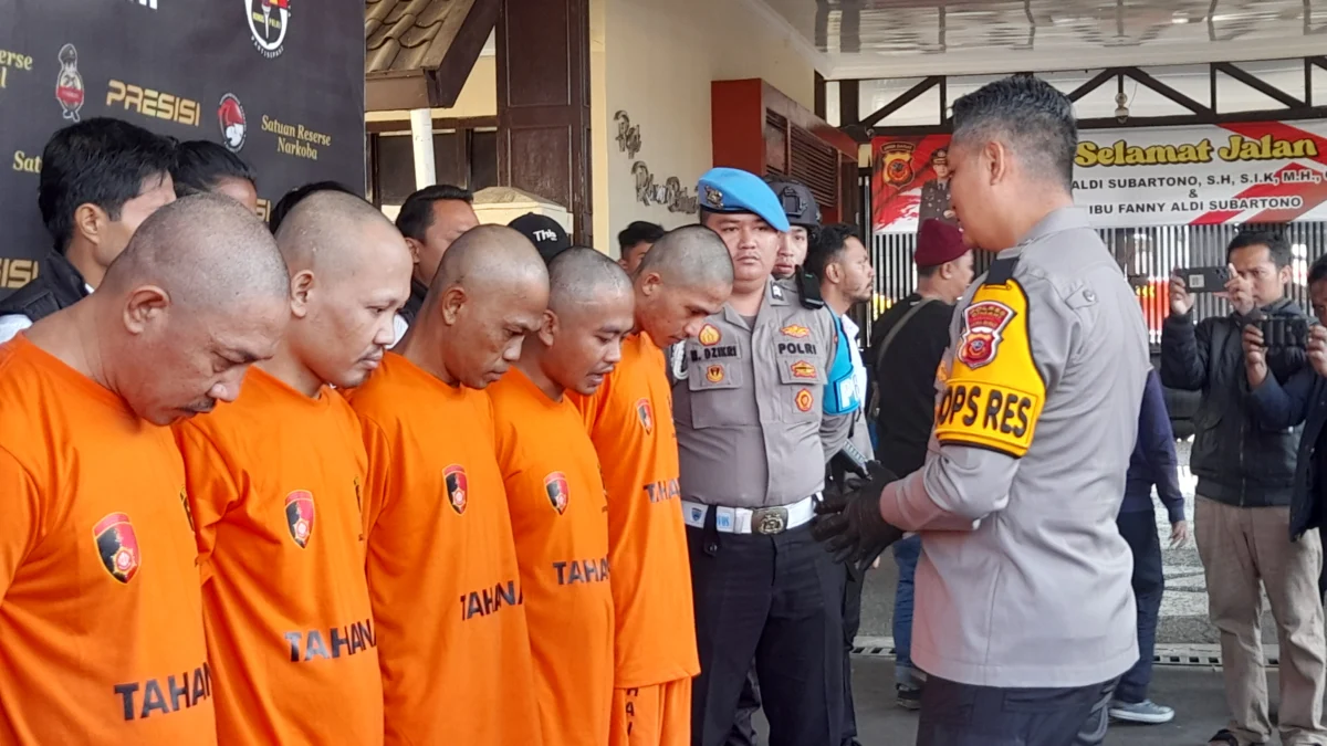 Satreskrim Polres Cimahi Bekuk Lima Komplotan Pencuri dan Penadah Kendaraan Bermotor Satreskrim Polres Cimahi Bekuk Lima Komplotan Pencuri dan Penadah Kendaraan Bermotor