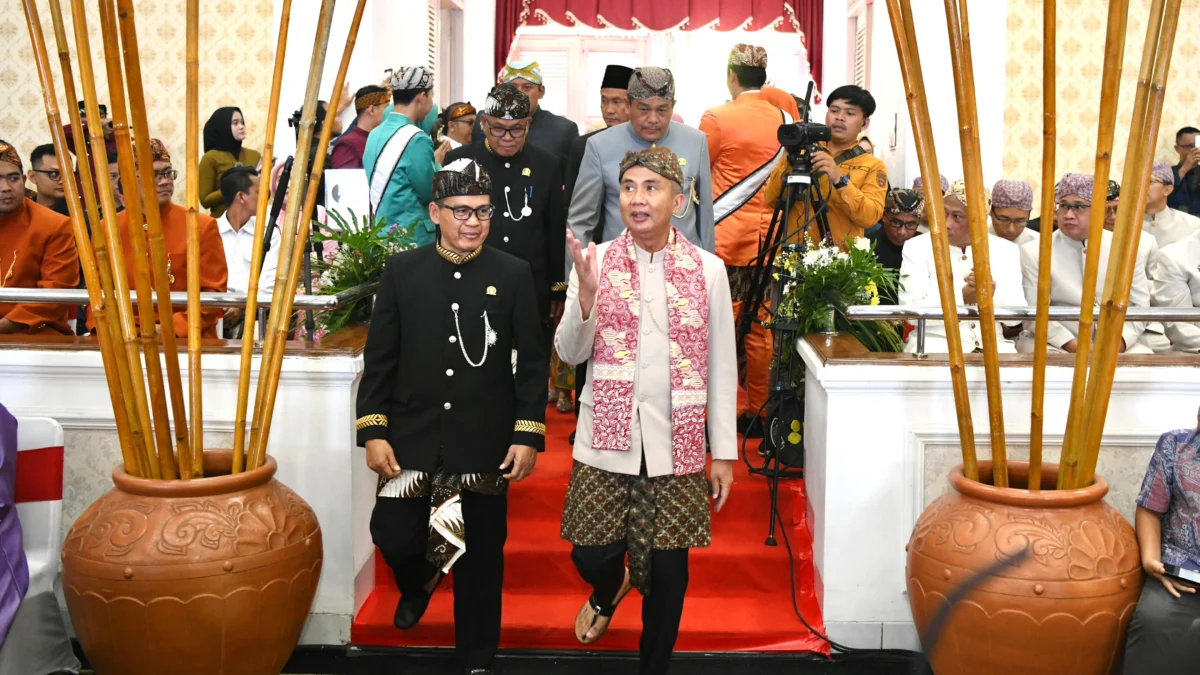 Pj Gubernur Jabar Bey Machmudin Menghadiri Rapat Paripurna dalam rangka Hari Jadi ke-193 Kota Purwakarta dan Hari Jadi ke-56 Kabupaten Purwakarta di Ruang Rapat Paripurna DPRD Purwakarta, Sabtu (20/7/2024).